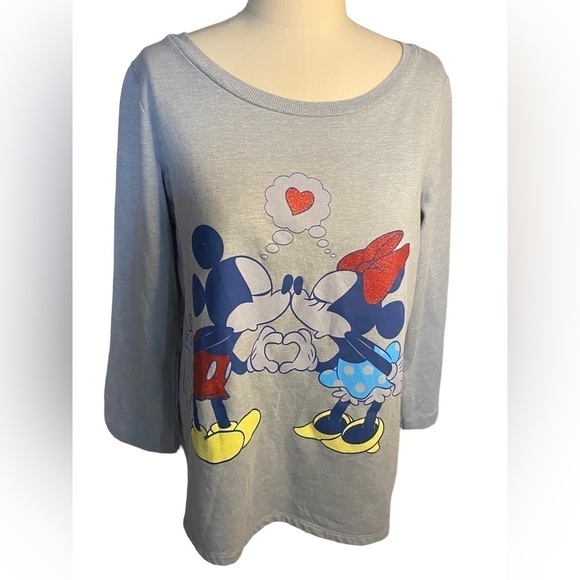 Disney Tops - DISNEY Mickey & Minnie Kissing Pullover Sweatshirt Women’s XL